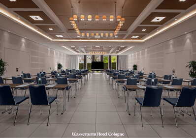 Ein großer, eleganter Konferenzraum mit blauen Stühlen und Tischen im Wasserturm Hotel Köln ist für ein Meeting vorbereitet.